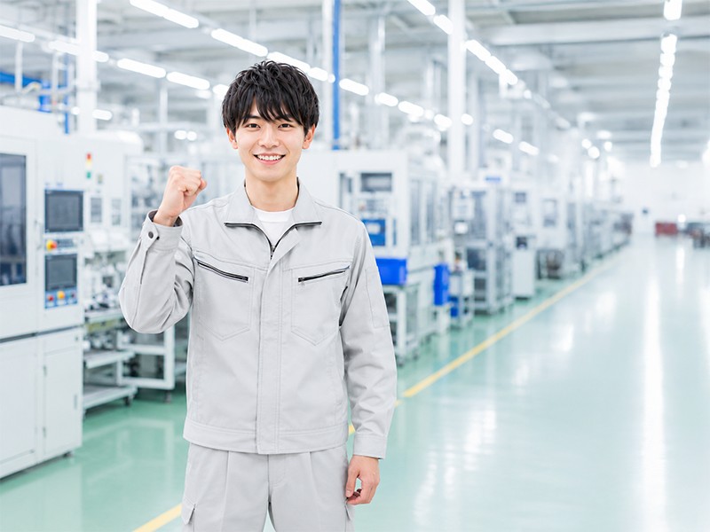 作業服でガッツポーズをするなおきくん